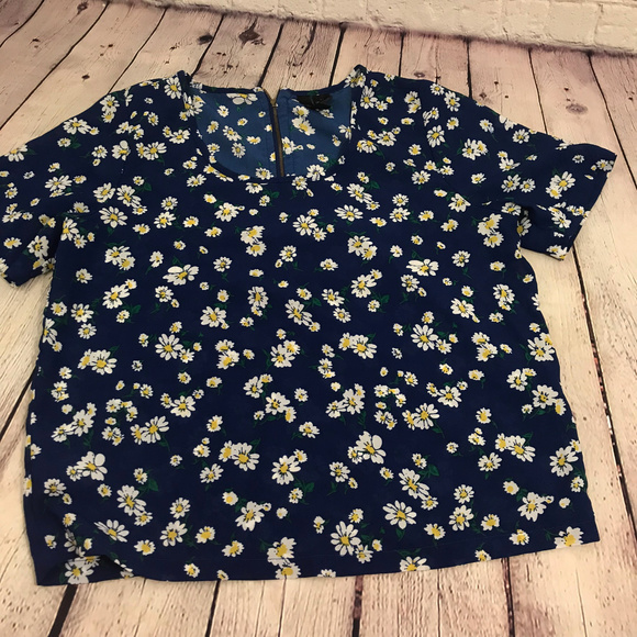 Fun & Flirt Tops - 🔴 3/$20 🔴 Fun & Flirt Blue Daisy Crop Top Size M